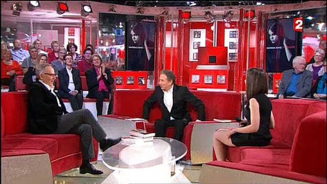 La jupe de Marina Kaye amuse beaucoup Fabrice Lucchini dans Vivement dimanche - Regardez