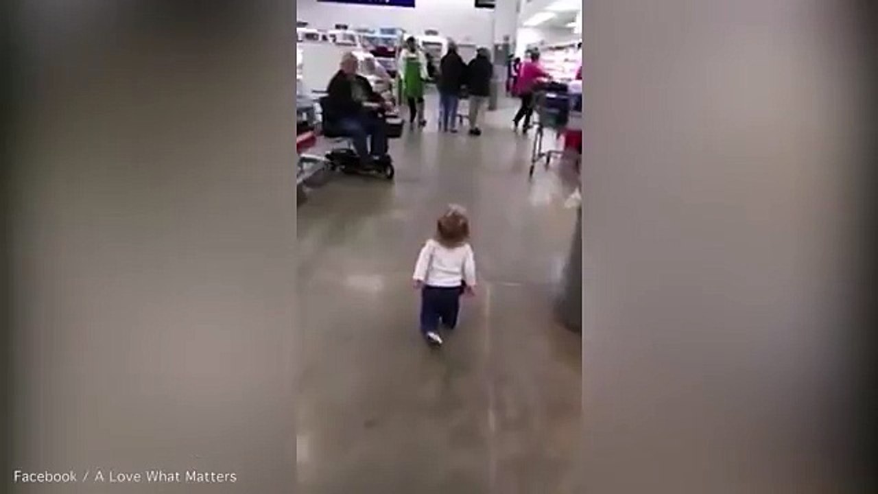 Pequeña super sociable saluda a todo el mundo en supermercado