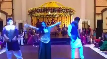 After Maya Ali Check out Sanam Chaudhry’s Excellent Dance in Her Friend’s Marriage - Pakistani Dramas Online in HD