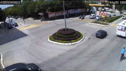 Isparta Yolun Ortasından Yürüyen Kadına Bu Kez Otomobil Çarptı