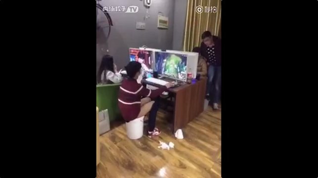 Un joueur dans cybercafé fait caca dans un seau