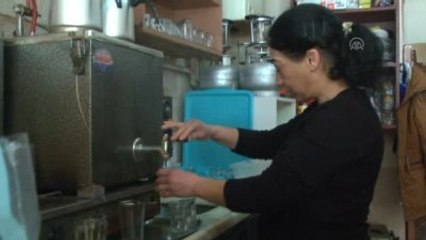 Ekmeğini 17 Yıldır Kahvehaneden Kazanıyor