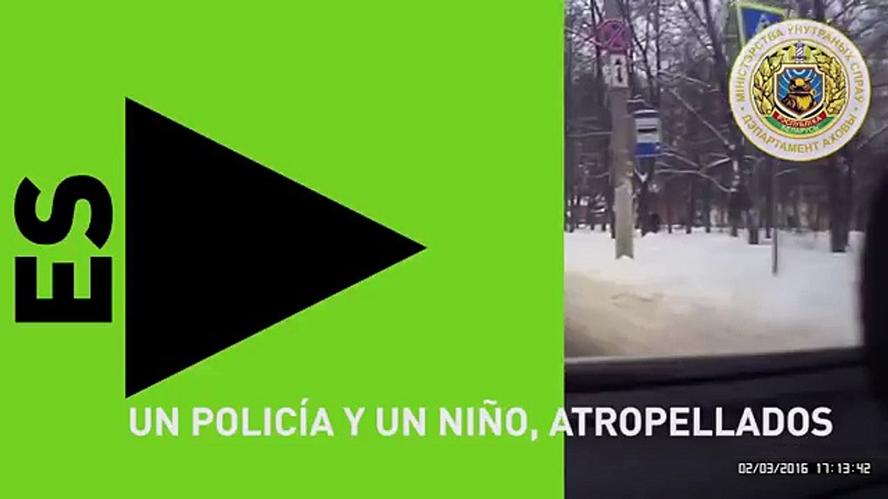 Vea como este auto se llevó por el medio a dos personas en Bielorrusia