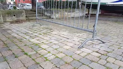 Des vagues soulèvent un sol en pavés