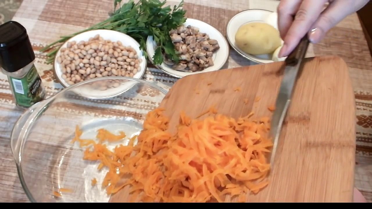 сытный салат из фасоли