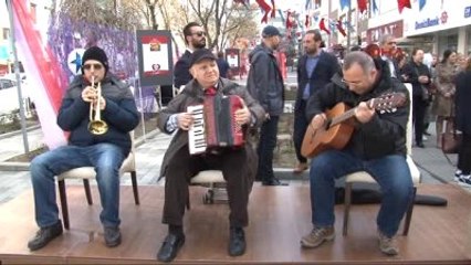 Küçükçekmece'de Ağaçlar 'Gül' ve 'Şiir' Açtı