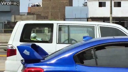 a police officer stops traffic to rescue a kitten!