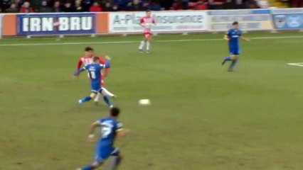 Un arbitre siffle la mi-temps sur un but pendant un match de football