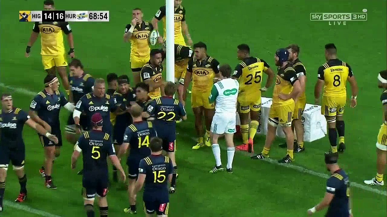 Malakai Fekitoa défonce la protection du poteau...