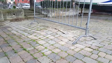 Les pavés de ce sol se soulèvent sous l'effet des vagues