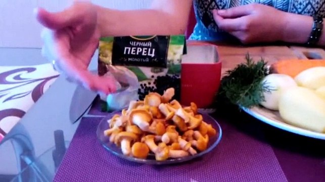 Грибной суп из лисичек и плавленого сыра.Очень вкусный грибной суп