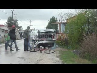 Report TV - Mbushte ujë anash rrugës, goditet nga një automjet e vdes 60 vjeçari