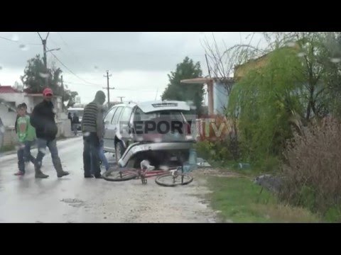 Report TV - Mbushte ujë anash rrugës, goditet nga një automjet e vdes 60 vjeçari