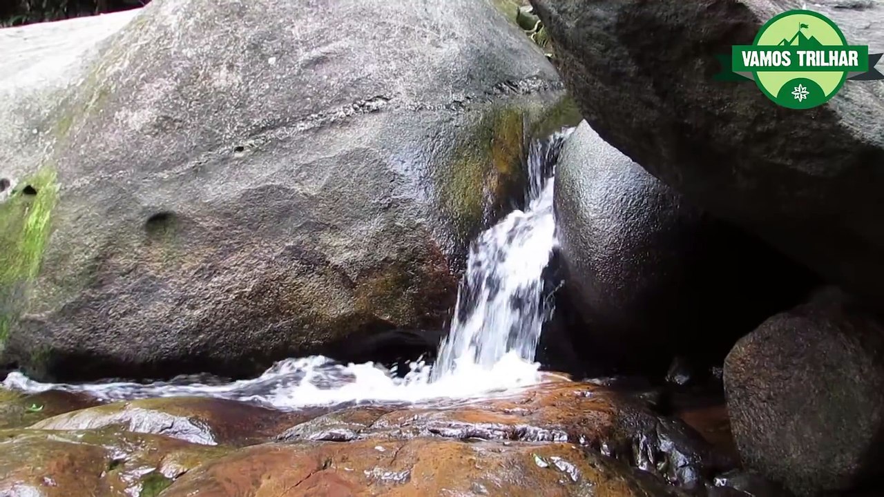 Des touristes découvrent une caverne cachée sous une chute d'eau au Brésil