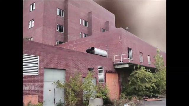 Un photographe explore un hôpital abandonné en pleine nuit, puis il entend des pleurs au troisième étage...