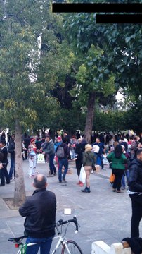Chaîne humaine place syntagma pour récolter les dons pour les réfugiés