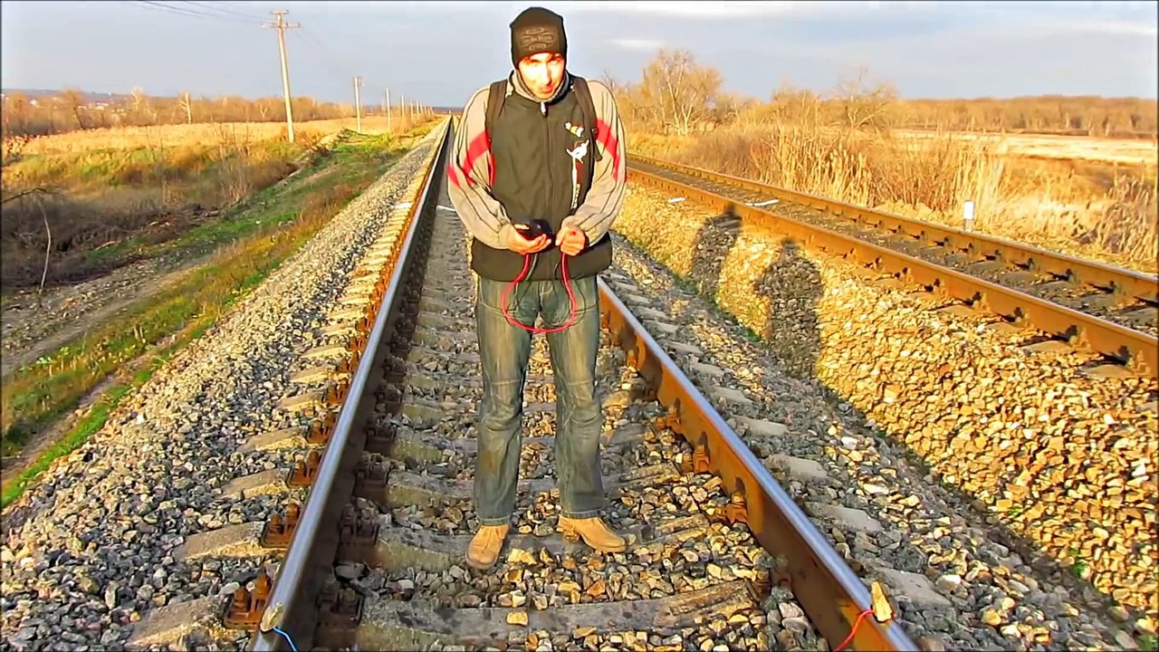 Il nous montre comment charger son téléphone sur des voies ferrées