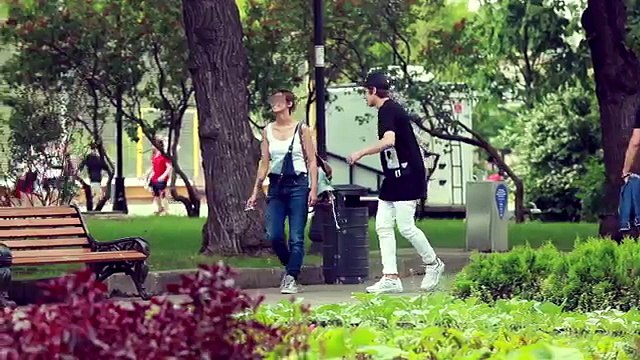 Montrer ses seins contre de l'argent ?