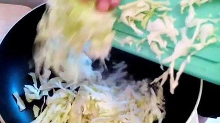 Яичница (омлет) с овощами и сосисками