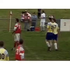 Футболист дальтоник увидел перед собой красную карточку