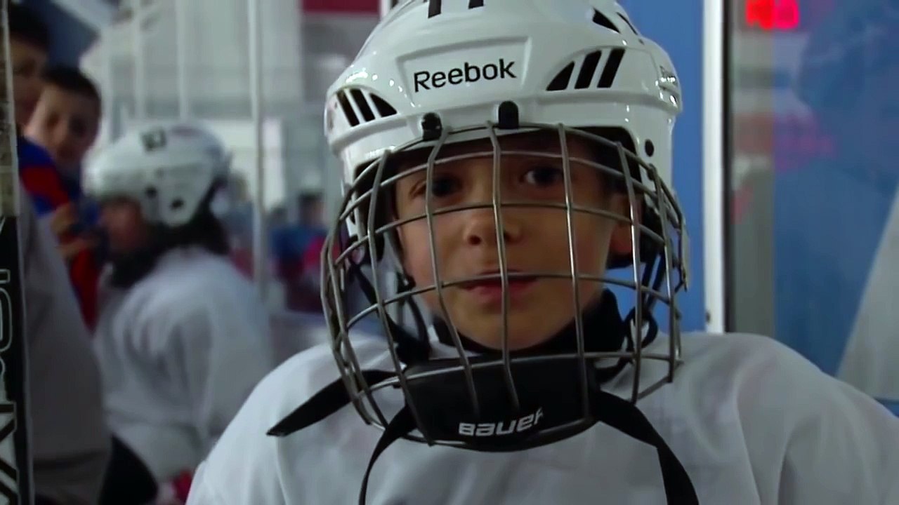 Хоккей это игра!  - Смотрите на заднем плане этого видео!