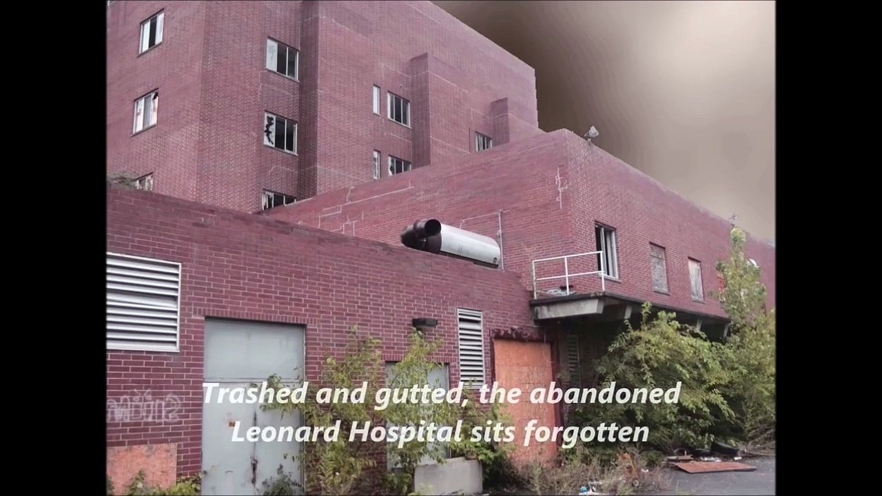 En explorant un hôpital désaffecté de nuit, un...