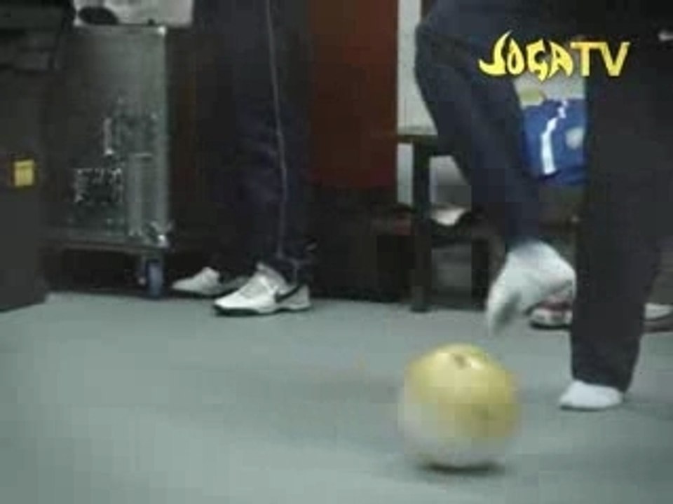 Des brésilien qui jou au foot dans les vestier