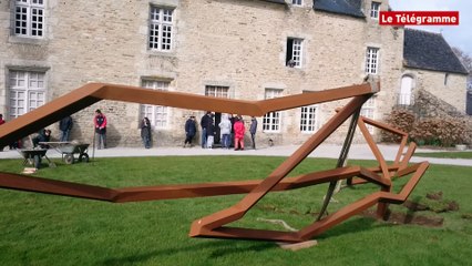 Mellac (29) .Les oeuvres de Robert Schad se posent au manoir de Kernault