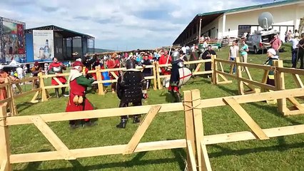 Битва двух рыцарей на средневековом ринге . Средневековый фестиваль ( Молдова )