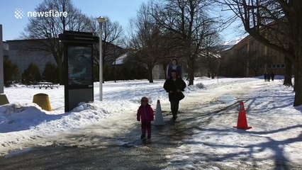 How to carry two kids leaving one hand free