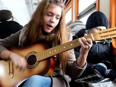 Красивая девушка классно поет под гитару