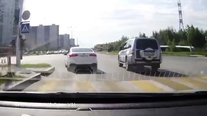 Блондика за рулём офигевшая дура