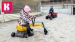 Экскаватор большой игрушечный , Мисс Катя играет в рабочие машины на пляже в песке Toy excavator unpacking