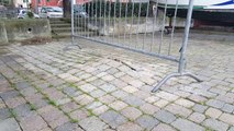 The floor is raised when the wave slips under the dock. The effect is spectacular.