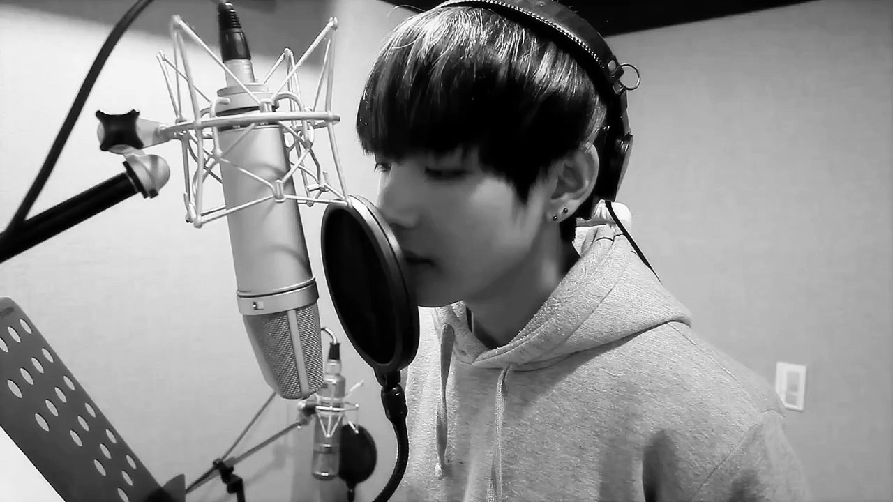 안아줘 (Hug me) performed by V, j-hope