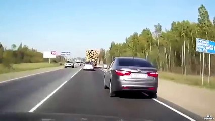 Osobówka powoduje wypadek samochodu ciężarowego