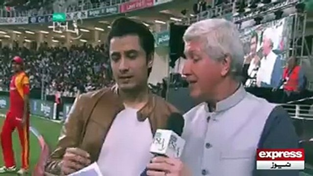 cricket commentator Alan singing with Pakistani singer Ali Zaffar during psl