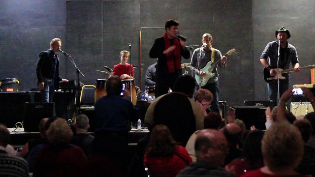 Ronnie McDowell sings 'Older Women' Pennsylvania 2016