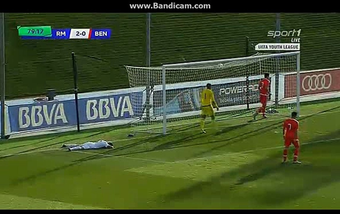What a chance miss by Cedres - Real Madrid U19 2 - 0	 Benfica U19    08.03.2016