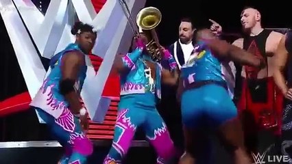 فينس مكمان و ستيفاني مكمان يحمسون المصارعون ضد رومان رينز في عرض الرو 11/1/2016