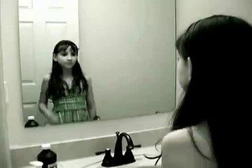 Garota Fantasma Aparece Gritando no Espelho (Creepy Grudge Ghost Girl in the Mirror)