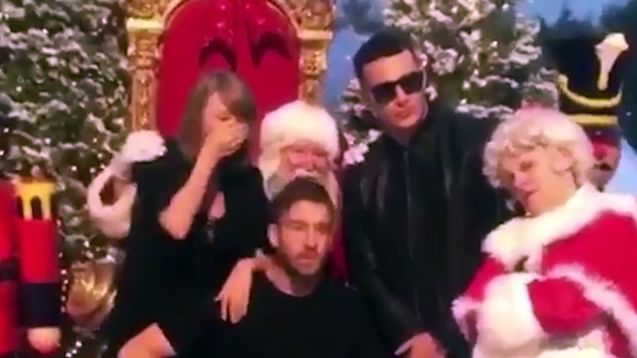 Taylor Swift Wins Best Album & Kisses Calvin Harris! 2015 Billboard Music Awards