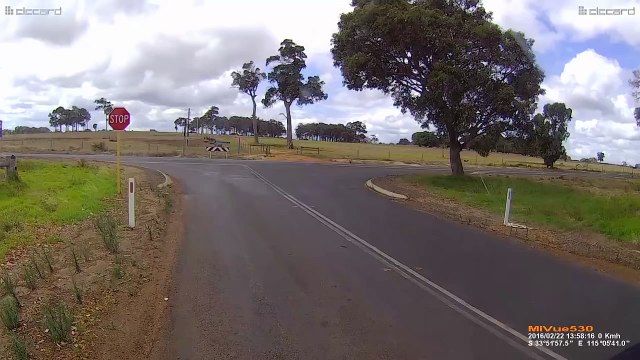 Un automobiliste distrait percute un panneau stop