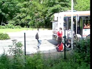 Leo serre la main au mec trop beau