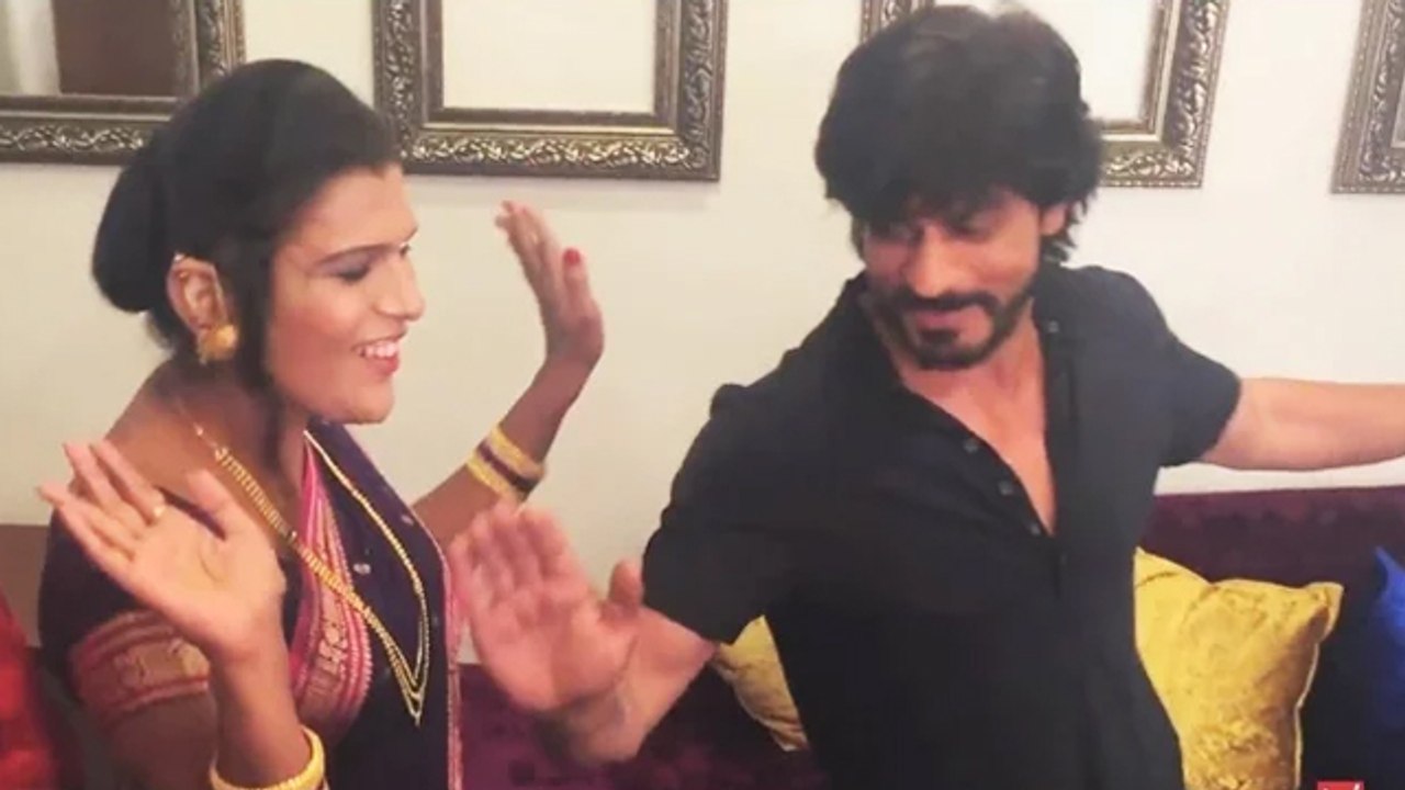 Shahrukh Khan DANCES With Transgender | Fan Promotion