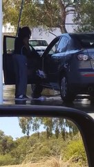 Une femme pas futée nettoie sa voiture de fond en comble... Dingue