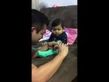 Quand papa coupe les ongles de bébé
