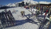 Une femme chute lamentablement en ski. Belle gamelle