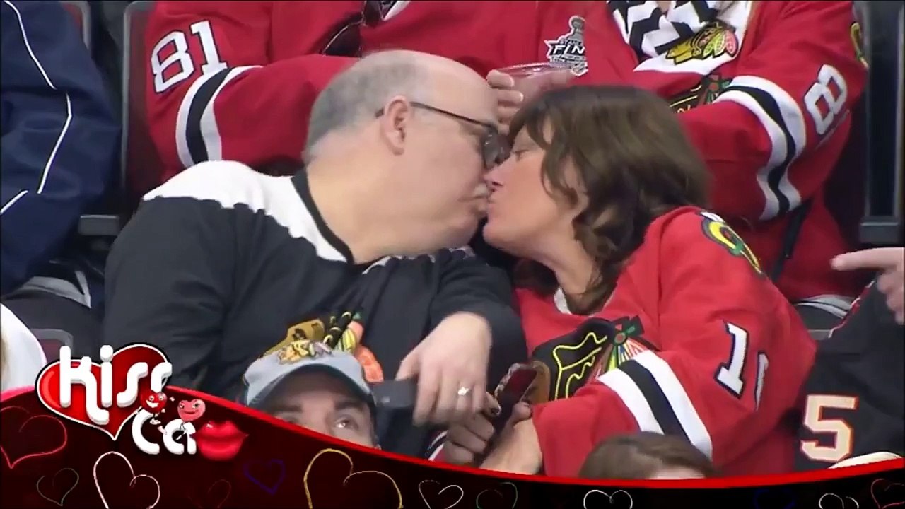 Buzz : Surpris par la Kiss Cam, Lady Gaga et Taylor Kinney échangent un long baiser !