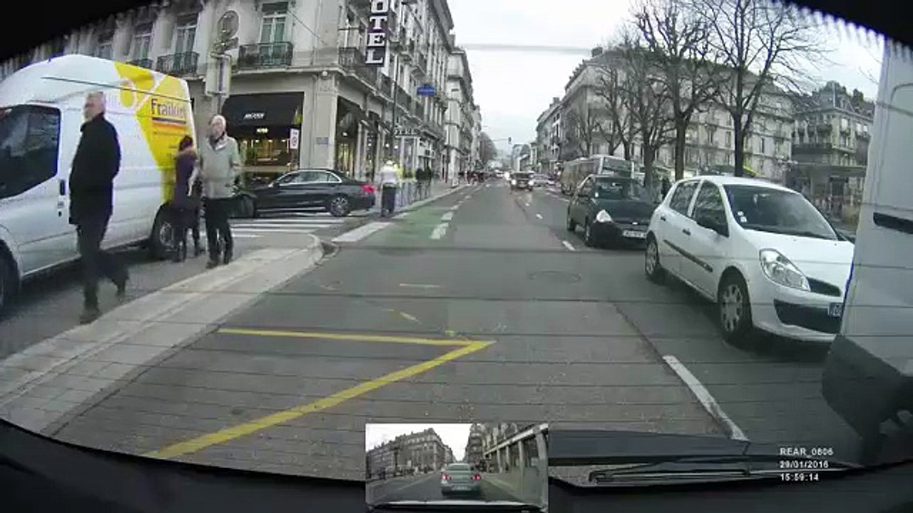 Le gars il menace, insulte et parle mal alors que c’est lui qui fait n’importe quoi sur la route.